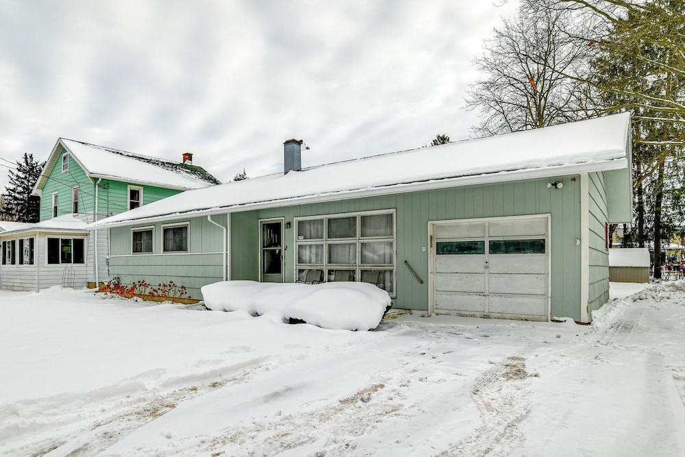 4 Mi to Dtwn: Pet-friendly Home in Utica