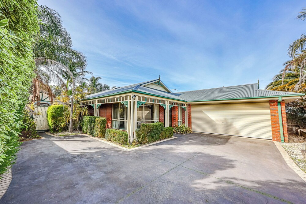 StayAU Family Retreat w/Pool Table in Cranbourne