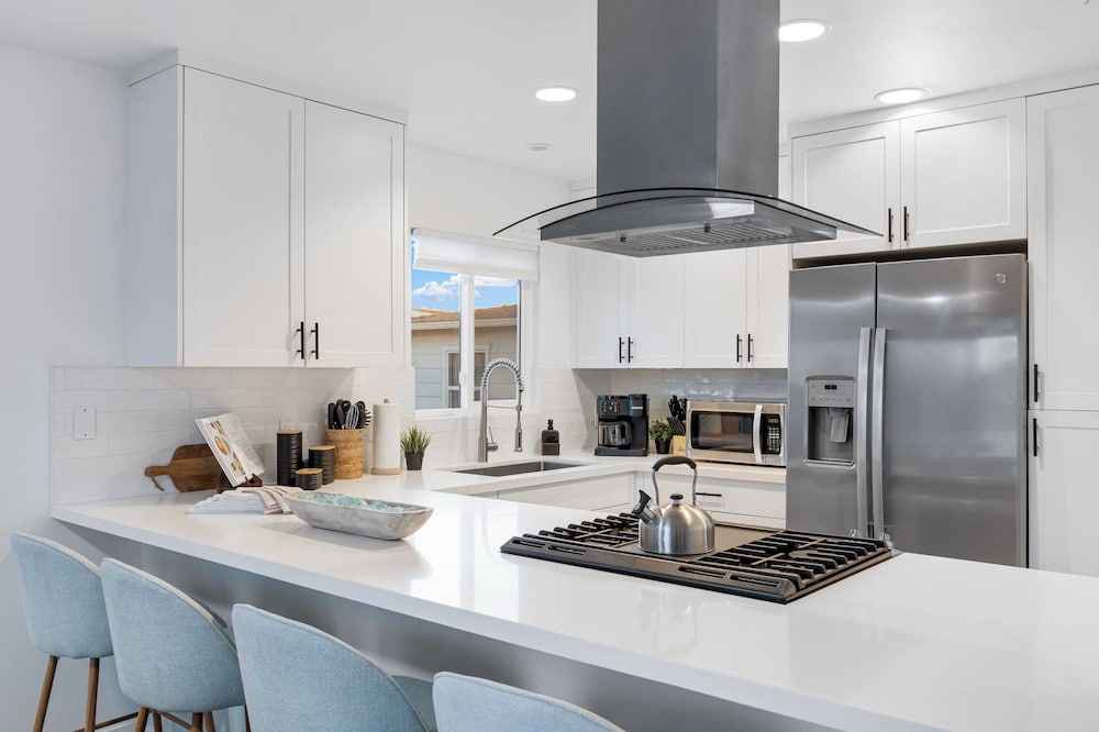 Steps From the Sand/boardwalk Outdoor Dining, Parking, and Patio in Newport