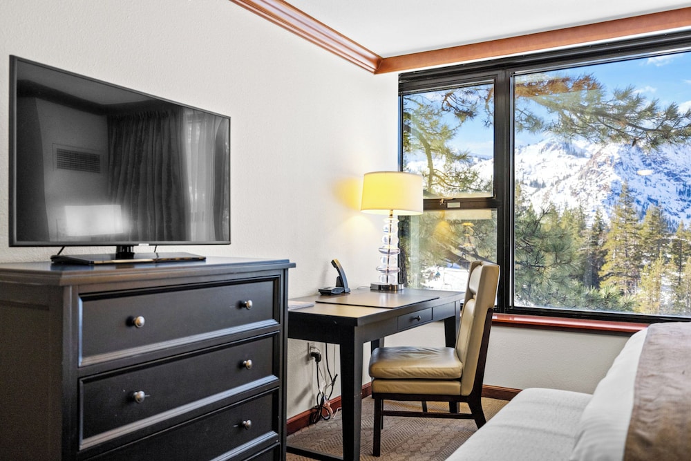 Condo w/ Fireplace & Community Perks