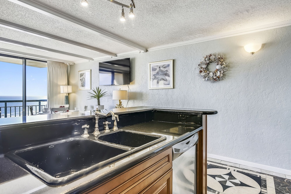 Luis' Lair by Ryson Vacation Rentals view 5