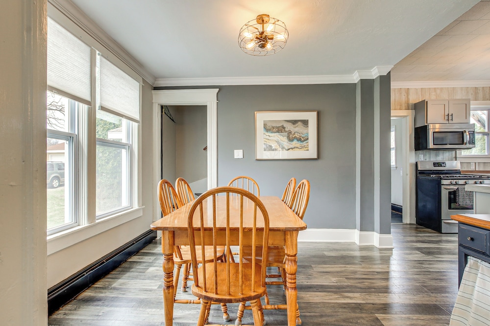Walk to Dtwn Green Lake: Peaceful Getaway w/ Porch