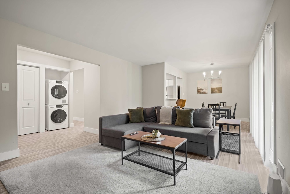 Relaxing 2BR 2BA Unit in the City