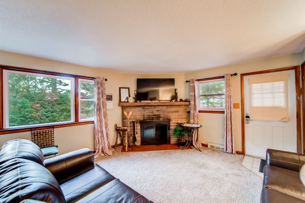7 Bedroom on the Side of Pikes Peak on a Mountain Stream