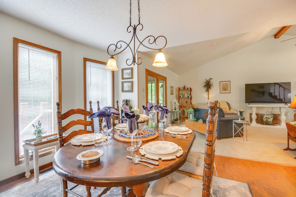 3 Mi to Dtwn Jefferson City: Family Home w/ Deck