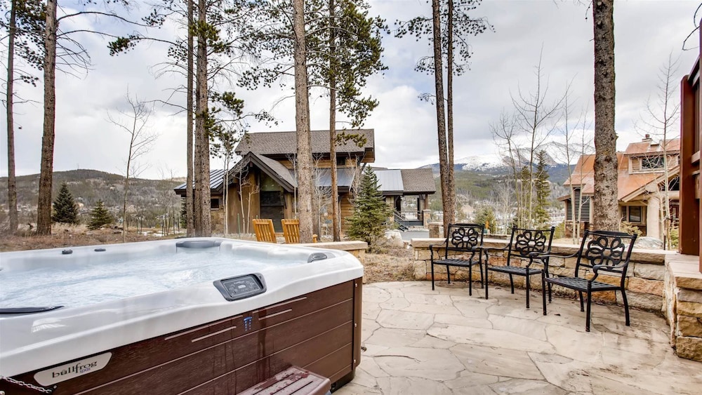Breck_snowy_point_chalet