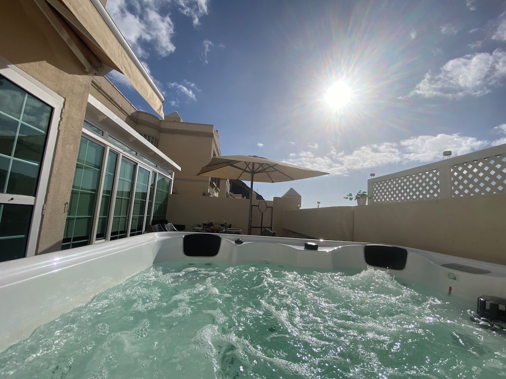 Modern Family Home Near the Pool With Private Jacuzzi!