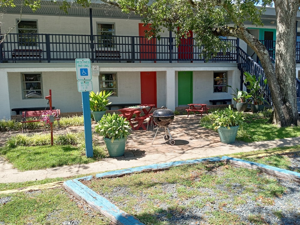 Captain's Cove Motel