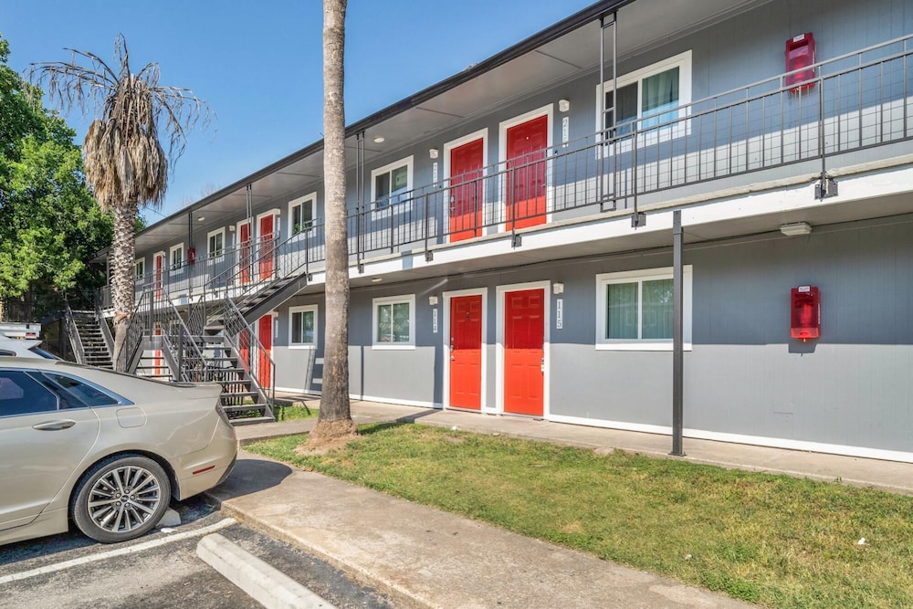 Modern 1BR Near UT Hyde Park Evonify