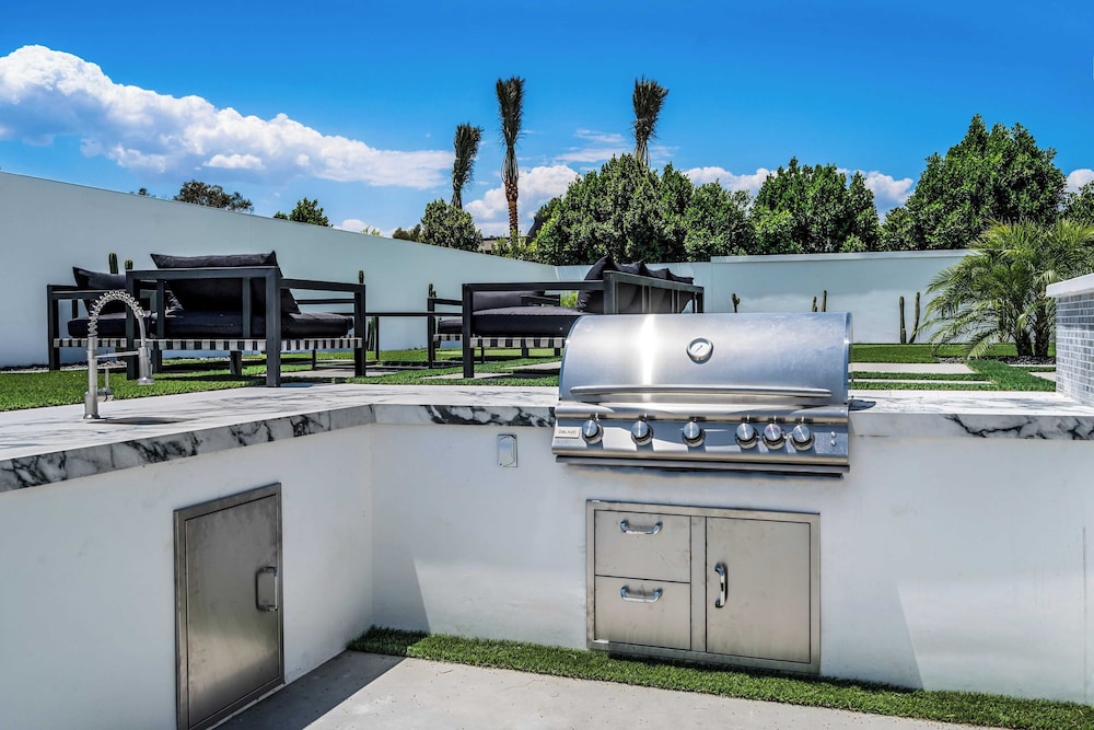 Sleeps 26 Pool, Hot Tub, Pickleball & Putting Green Bravo Villa #12 by Avantstay