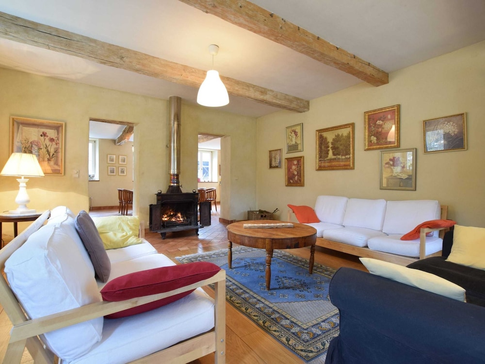 Castle Wing Situated in the Heart of a Quiet view 3