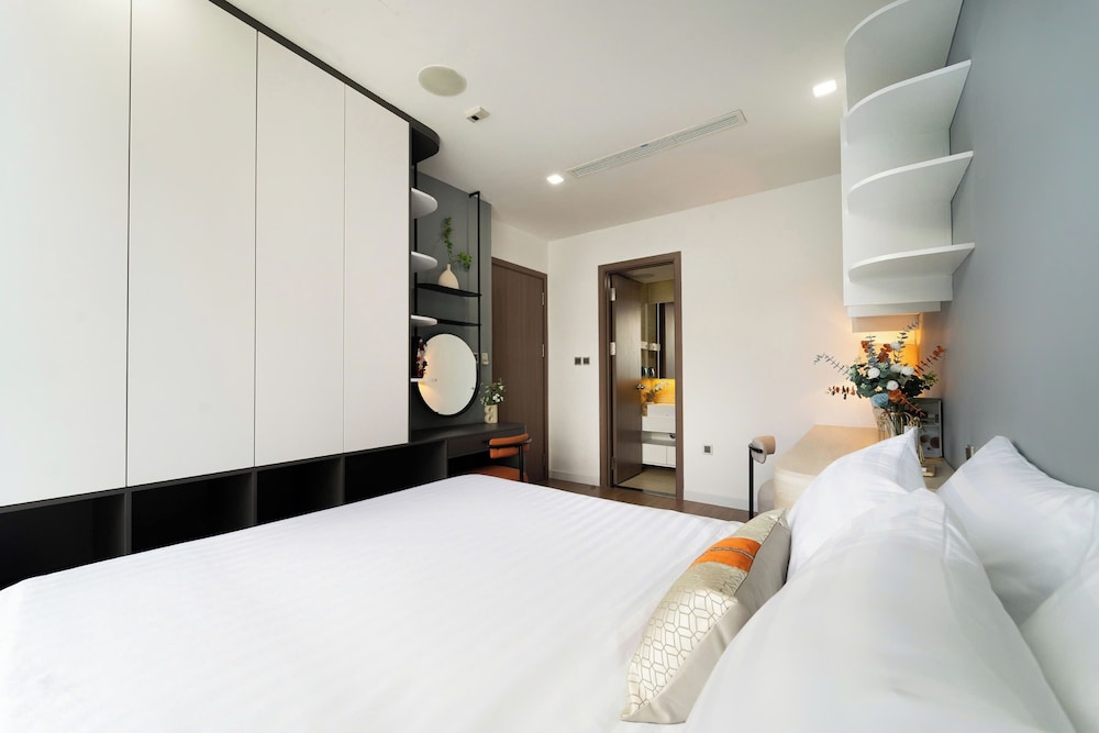 Apartment Landmark 81 by Urban Home