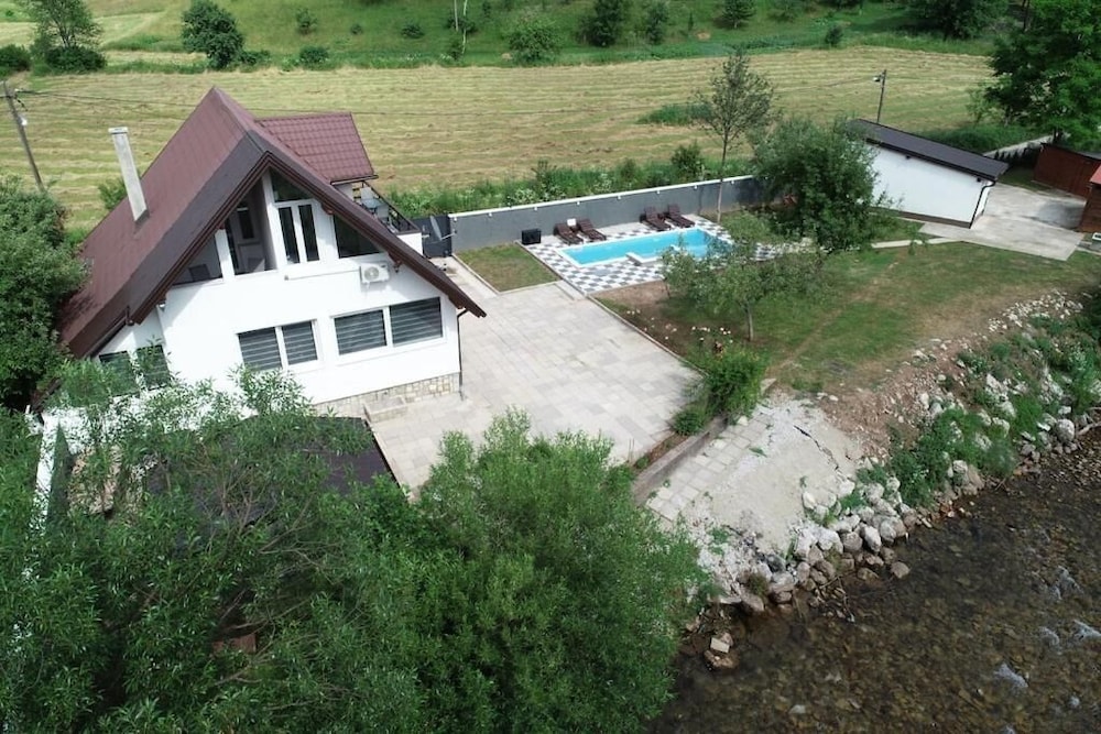 Rijeka Villa-Spacious 4BR with Pool