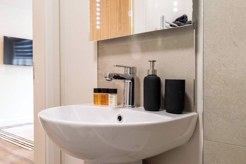 Aurum 6 - Chic 1BR Stay by DMU & City Centre