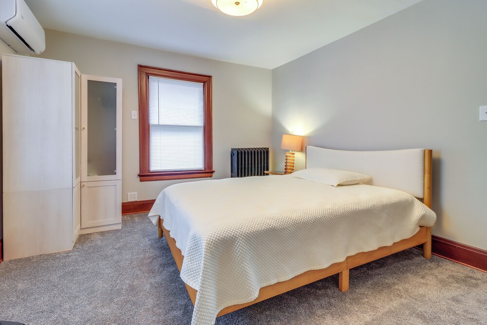 4 Mi to Downtown Toledo: Walkable Riverside Apt