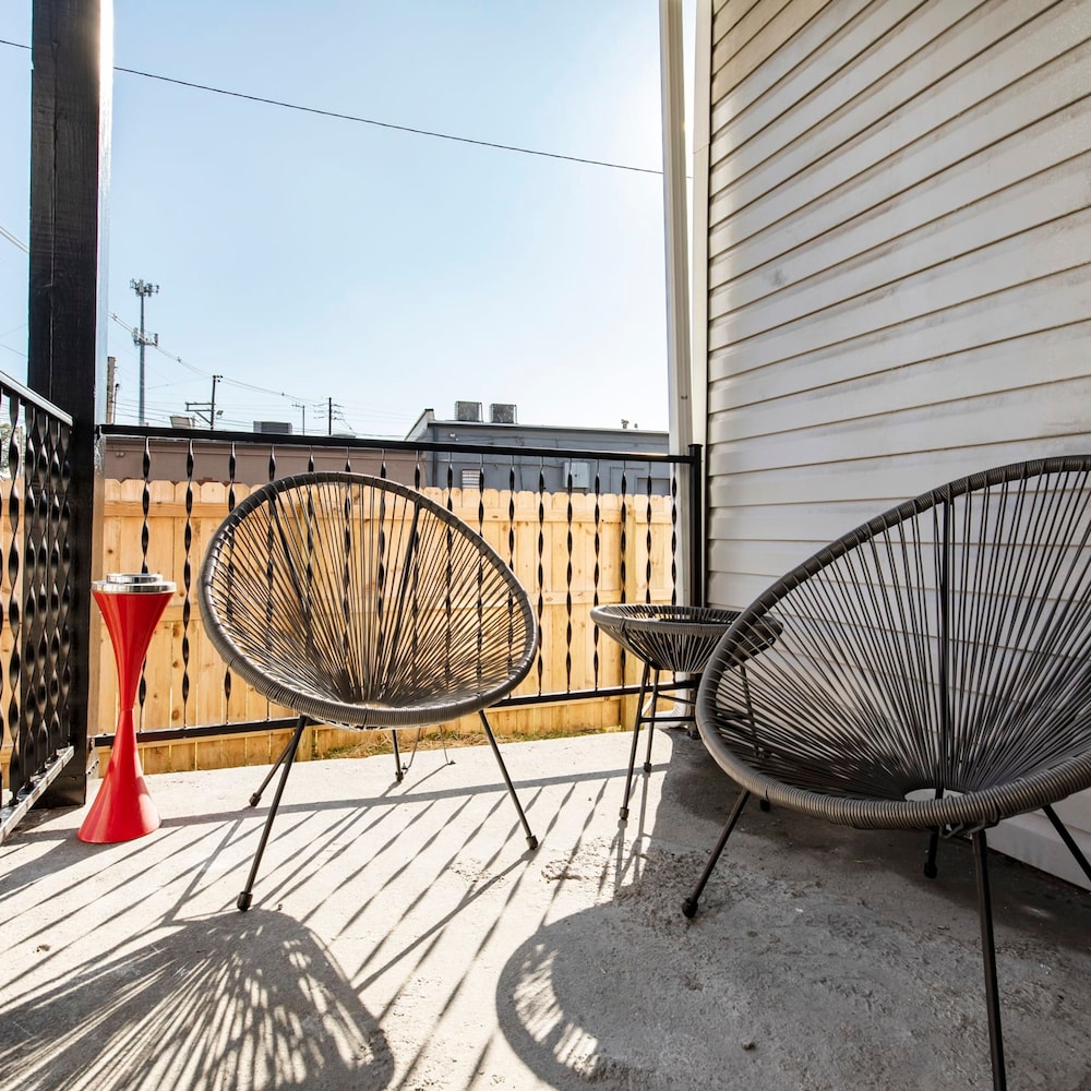 Historic Cozysuites 4BR 2BA With Modern Touches - Image 1