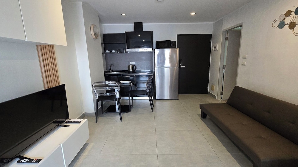 Bright & Breezy -1BR T1 211
