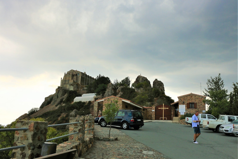 Tzionis Petroktisto Holiday Stonehouse