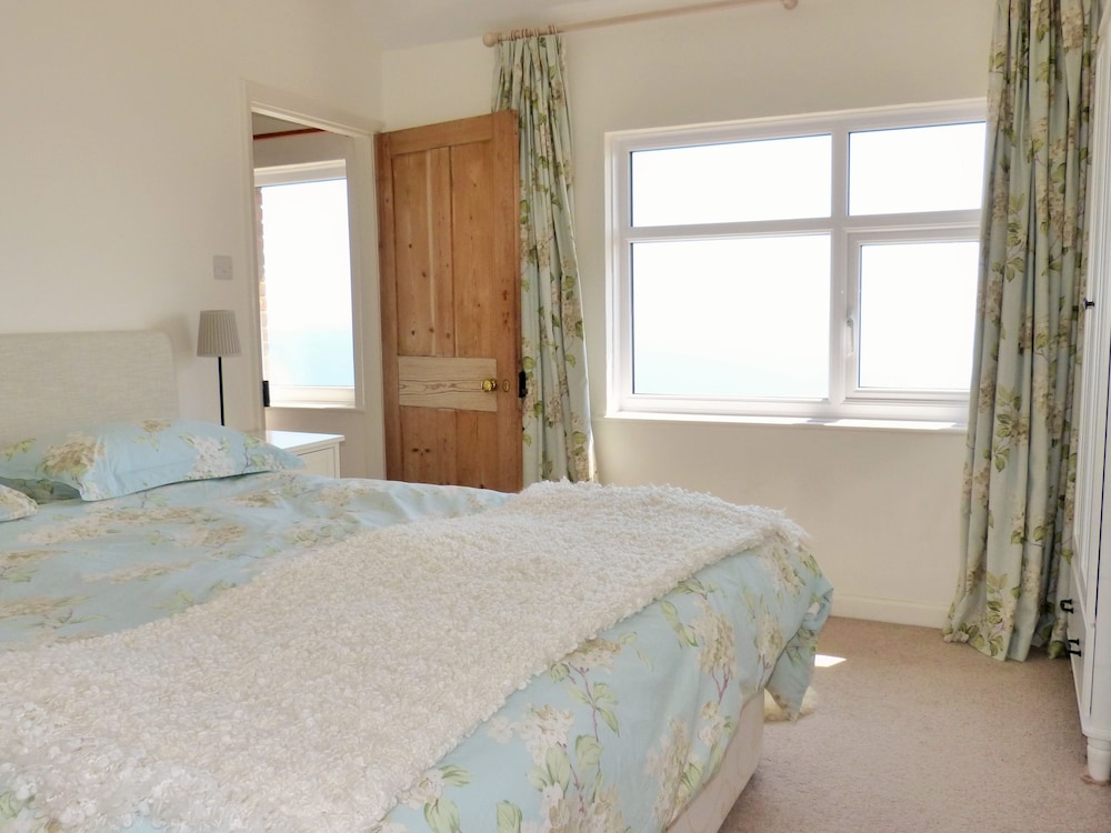 7 Coastguard Cottages view 3
