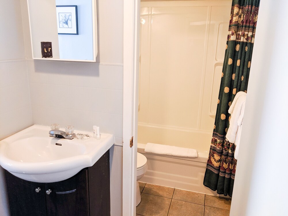 Fredericton Vacations - Skyline Motel  Campus Inn - Property Image 5