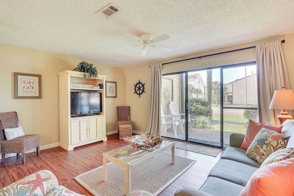 Breezy PCB Retreat w/ Balcony - Walk to Beach!