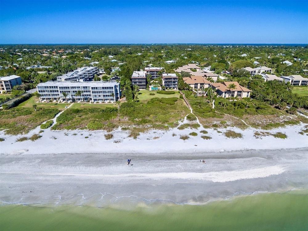 Shorewood Condos by Dream Vacation Rentals