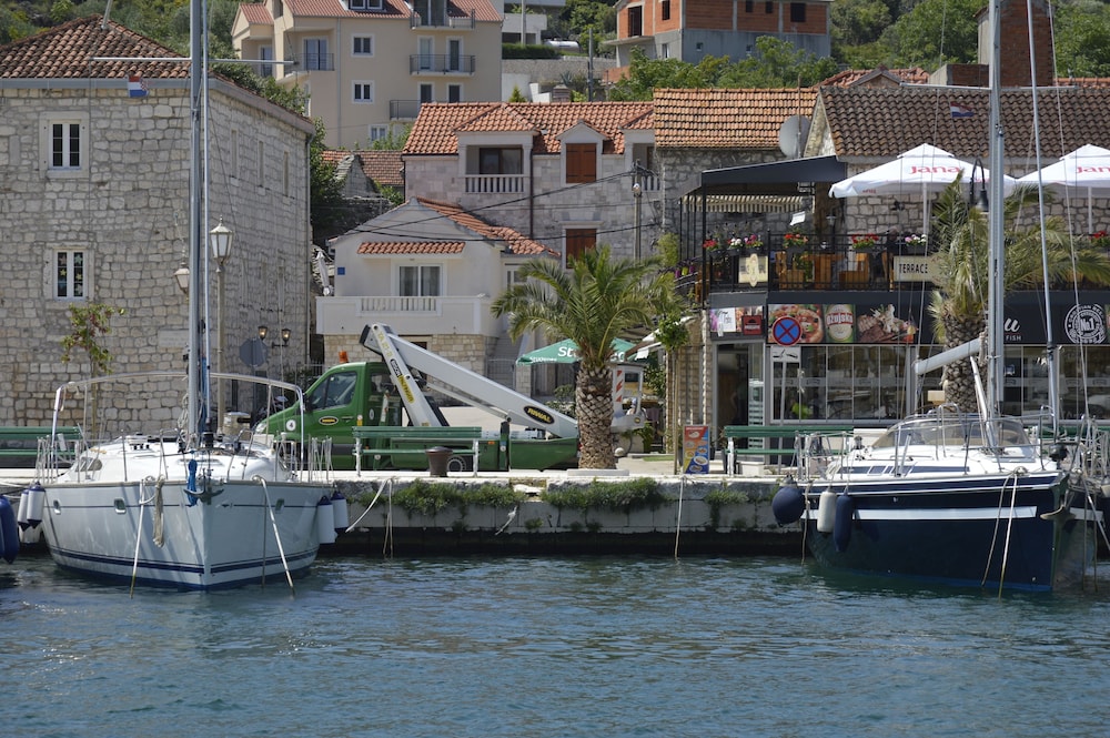 Cute apartment in stone house near sea