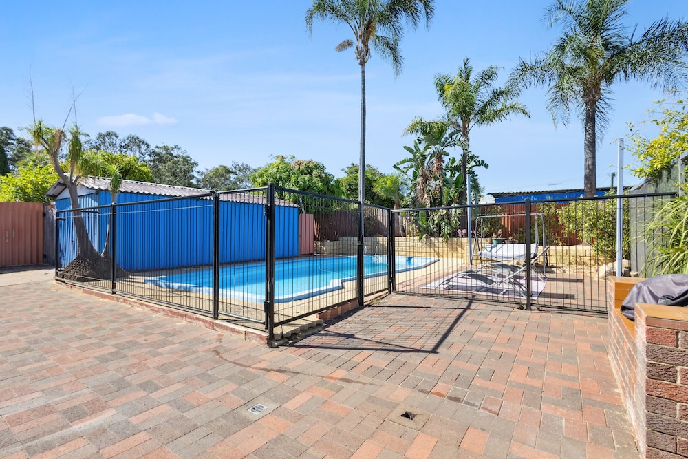 4BR Pool House Close to Shops