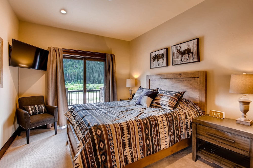 New 3bdr Luxury /sleeps 10 W Fireplace & Mountain Views 3 Bedroom Townhouse by RedAwning