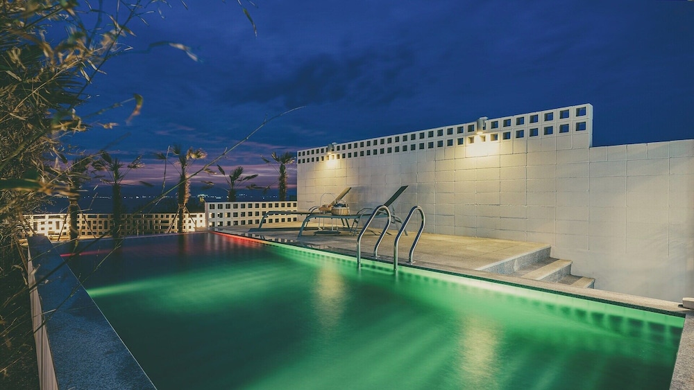 Uni’s Ocean Pool Villa