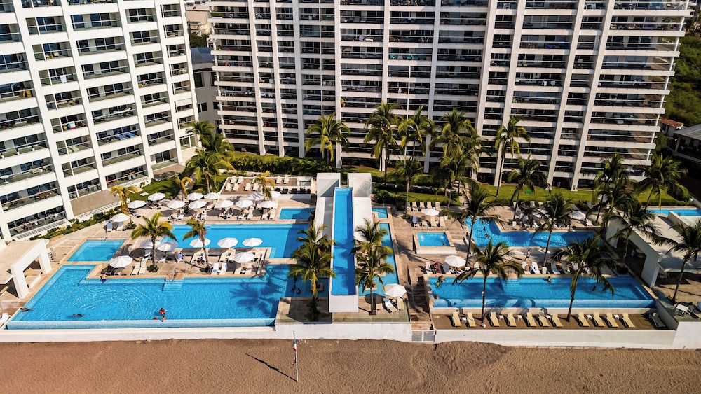 Stylish Beachfront 2BR - Balcony & Pools