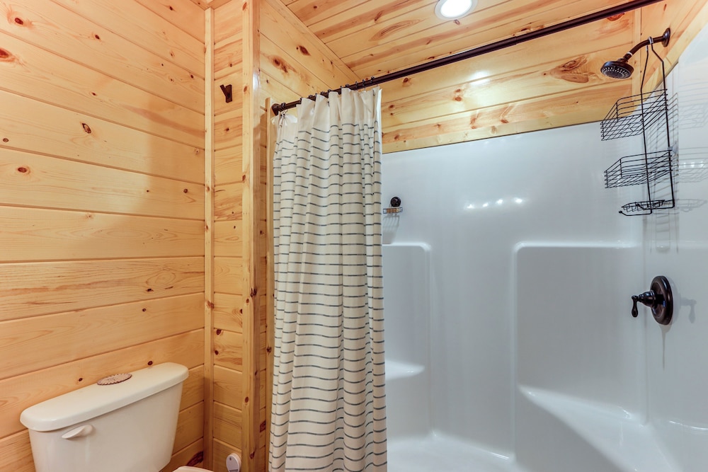 10 Mi to Main St Murphy: Cabin w/ Covered Deck!