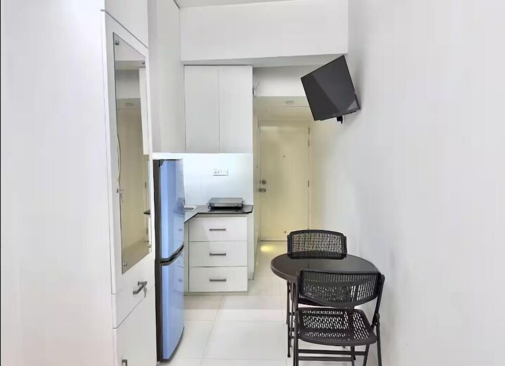 250 sqft 2 Studio Apt Pool and Sauna