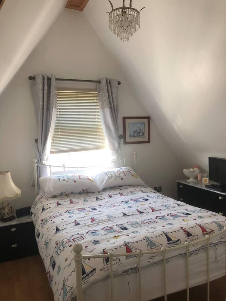 Beautiful 4-bed House in Walton on the Naze view 4