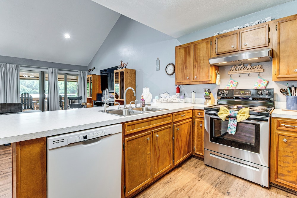 Steps to Marina: Coldspring Retreat w/ Lake View