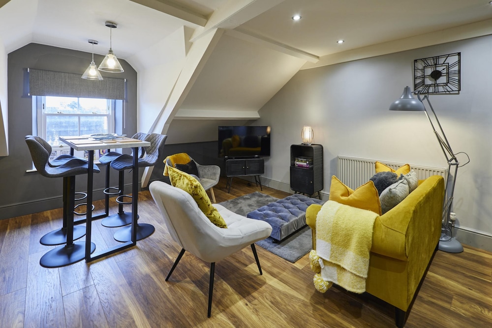 Host Stay Ochre Yellow view 4