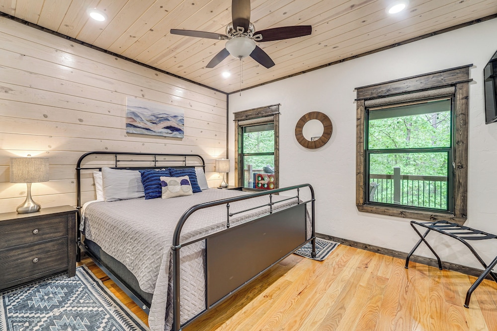 Modern, Luxe Cabin in Broken Bow w/ Hot Tub!