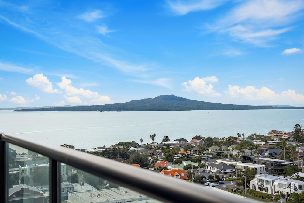 Modern 1BR w Pool/Gym Steps to Beach: Zodiak Stays