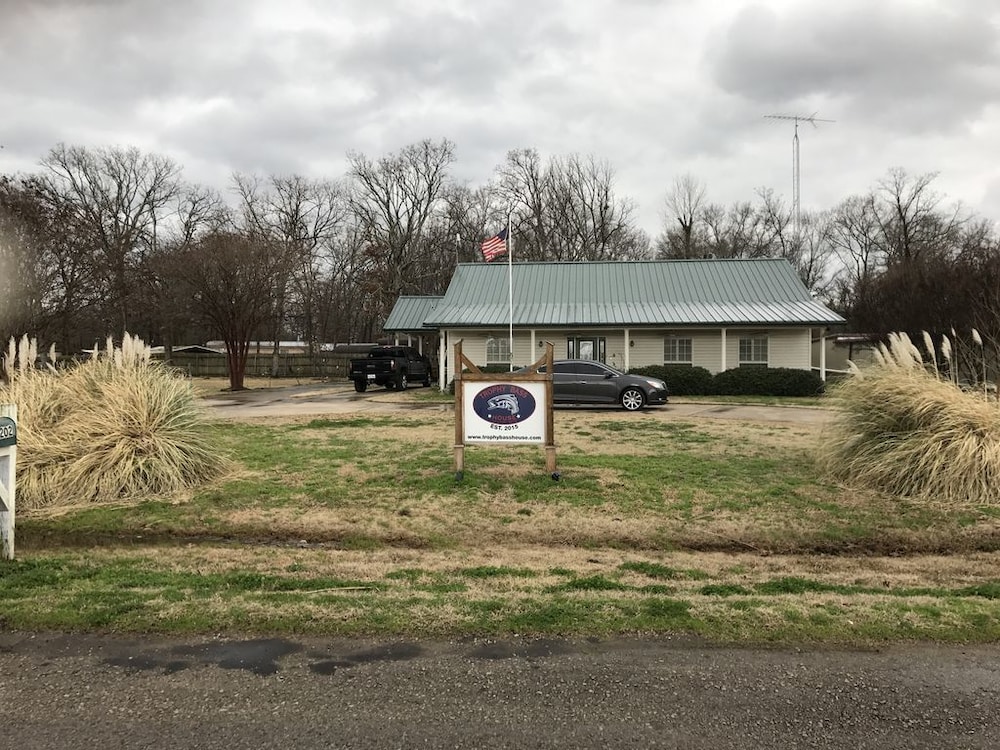 Family Friendly Lake House Located at Mid-west arm of Lake Fork view 4