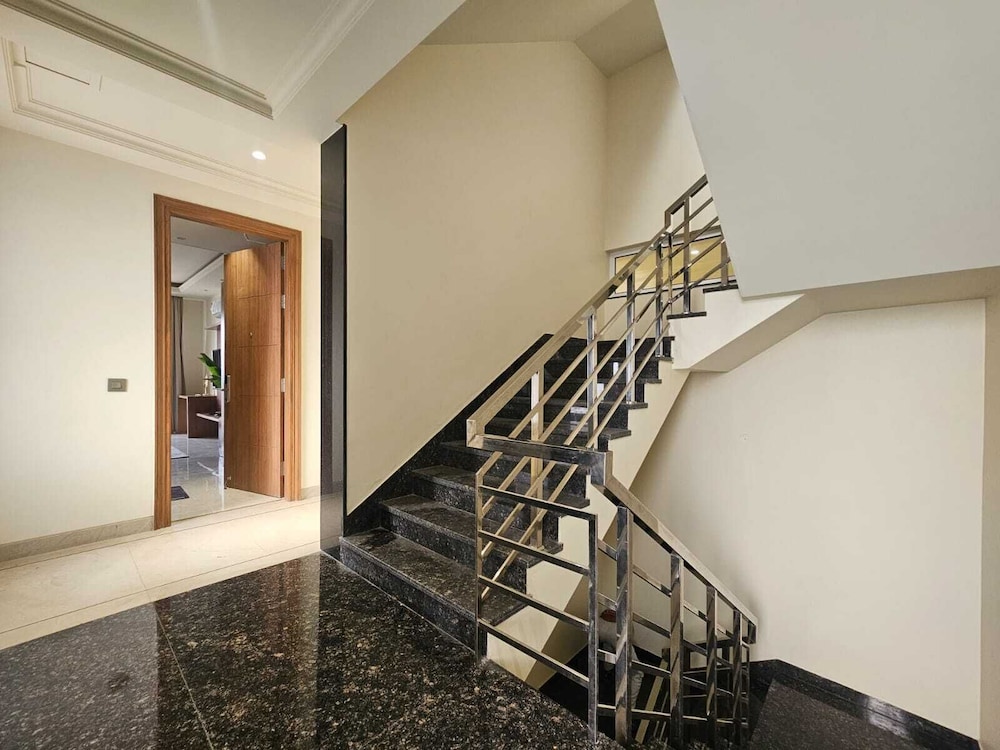 Hotel Dwellr