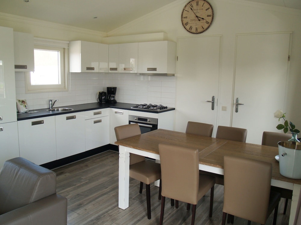 Chalet w/ Garden in Zaan Style view 4