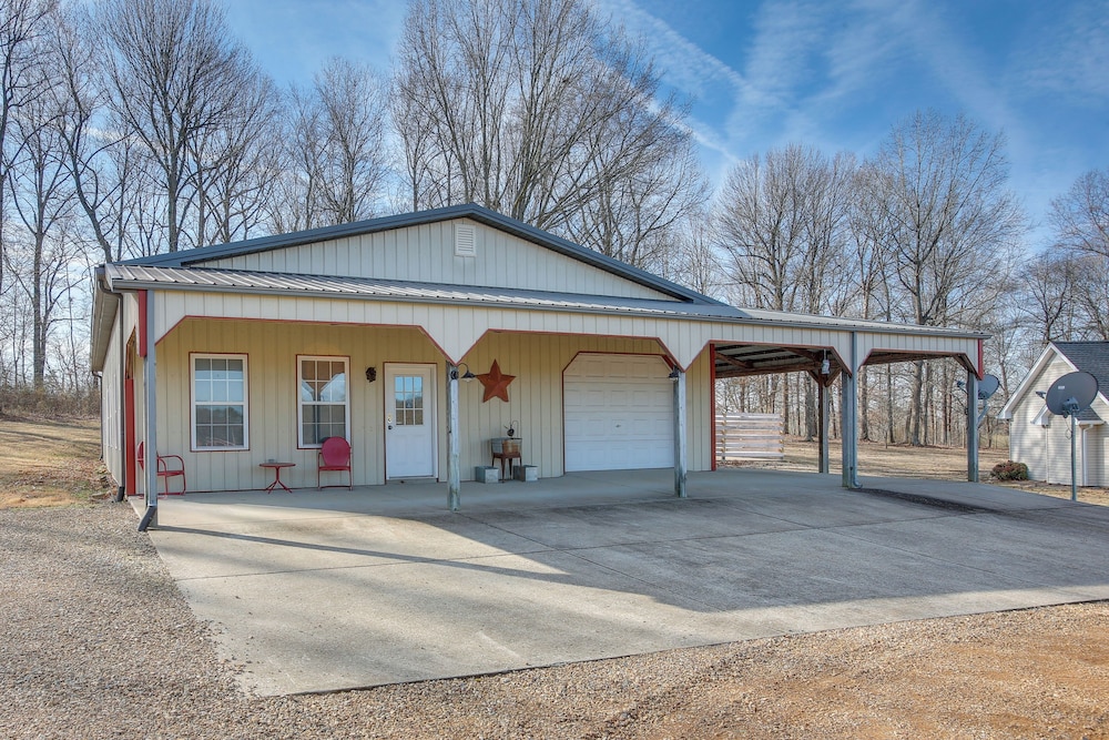 8 Mi to Kentucky Downs: Quiet Getaway w/ Patio