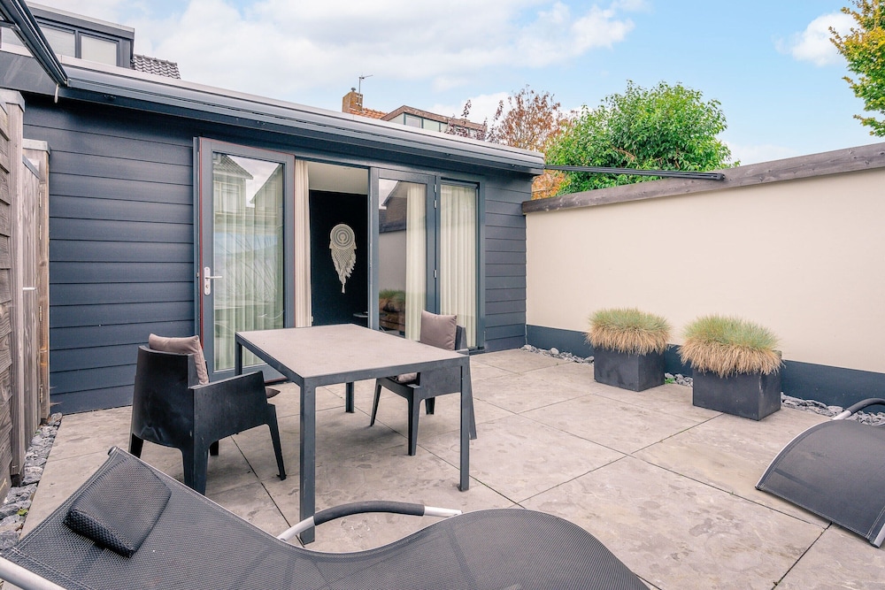 Charming 2-person Holiday Home on the Brink in De Koog