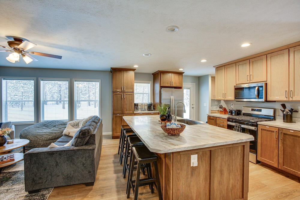 Wellston Home w/ Private Hot Tub + Fire Pit! view 4