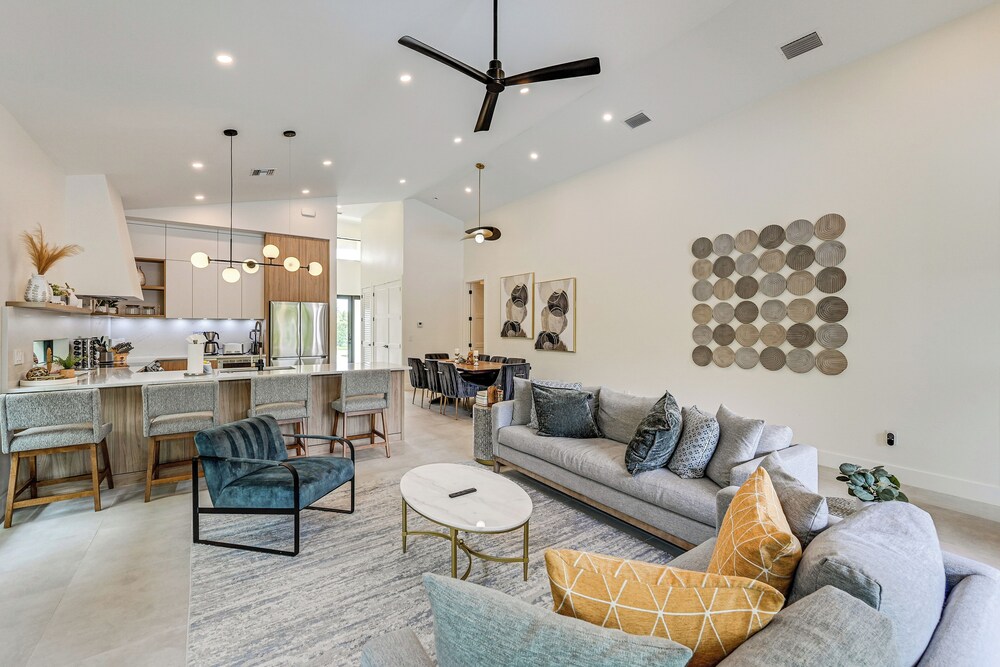 Luxe Outdoor Living: Naples Getaway 2 Mi to Beach!