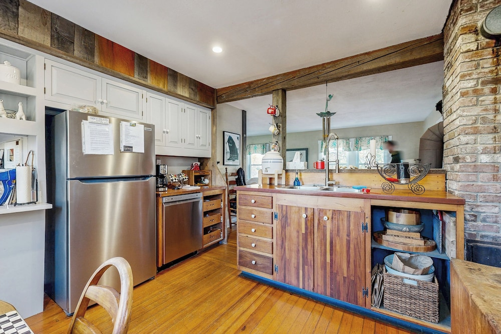 4BR House w/ Kitchen, Jetted Tub, Wifi + gas Grill