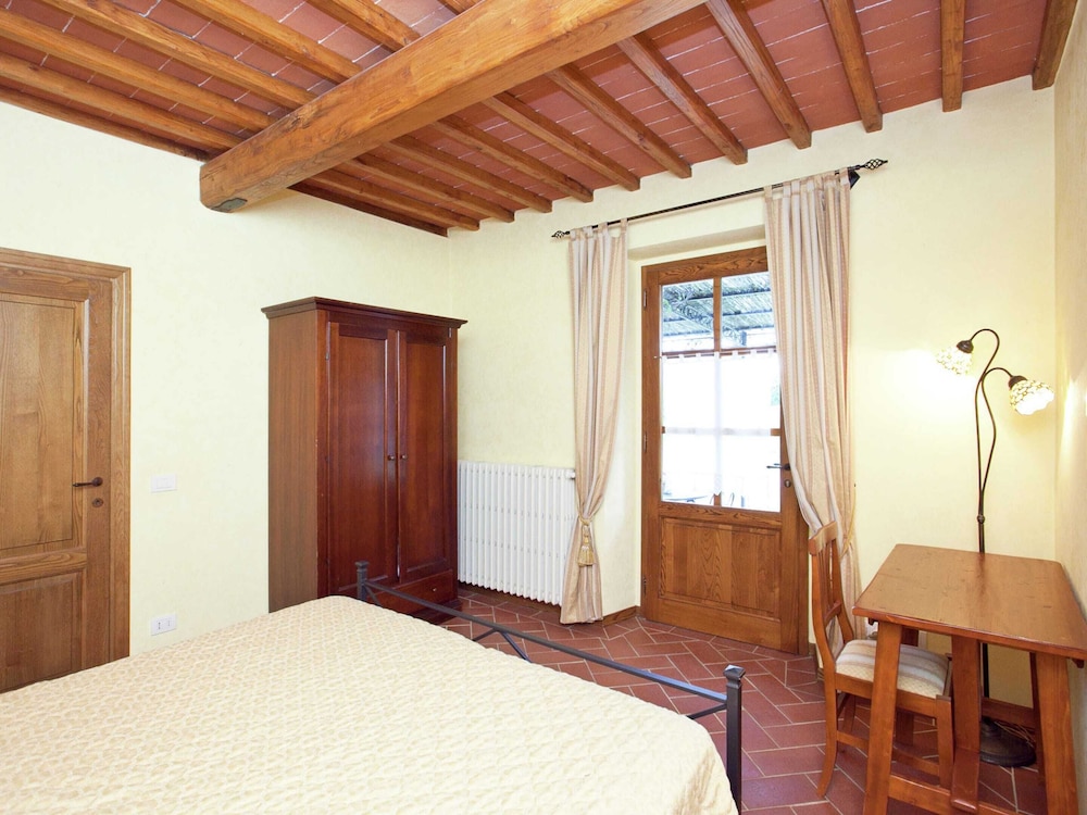 Villa in Tuscany With Pool & Vineyard Views view 2