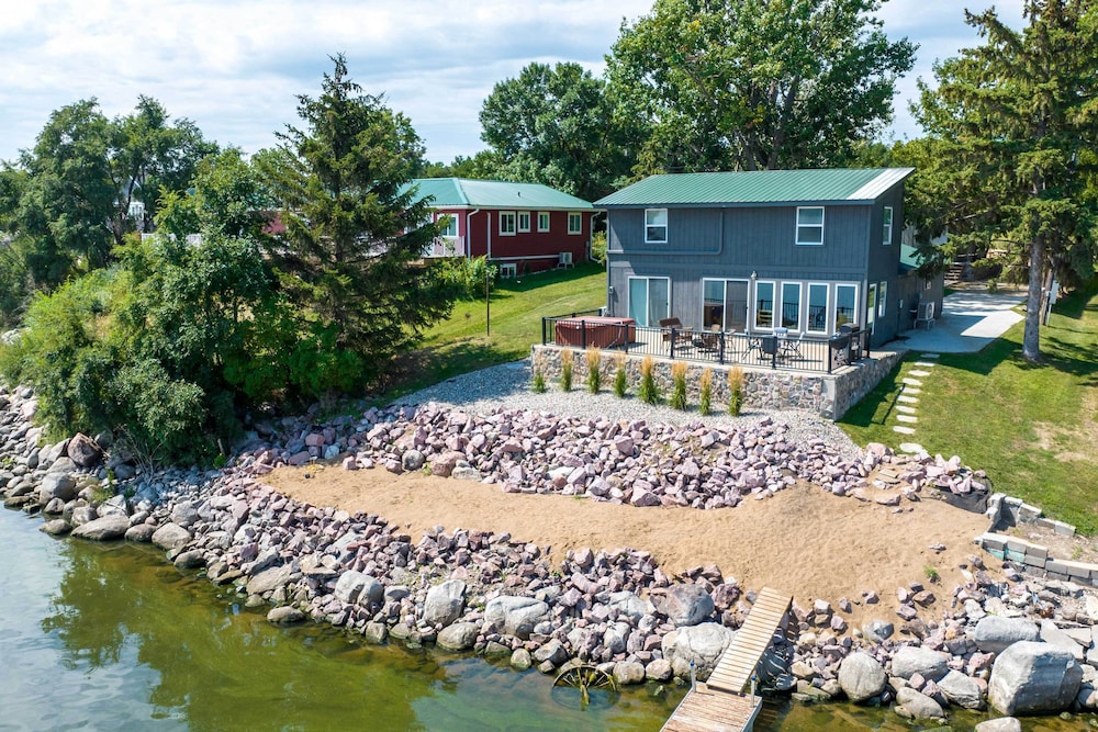 Updated Cabin With Hot Tub: Walk to Boat Ramp! - Property Image 9