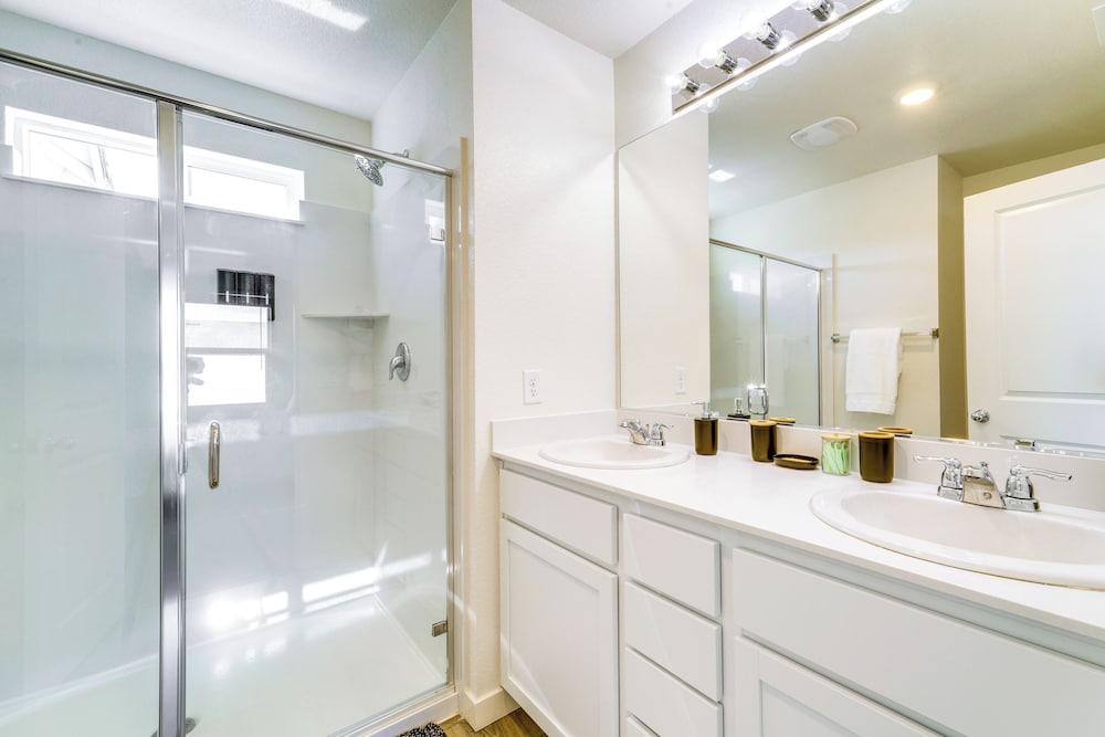 Reno Vacations - Modern Reno Vacation Home: Easy Access to Nature - Property Image 7