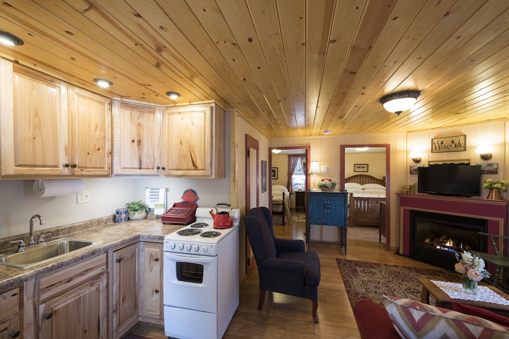 Thorp House Inn & Cottages